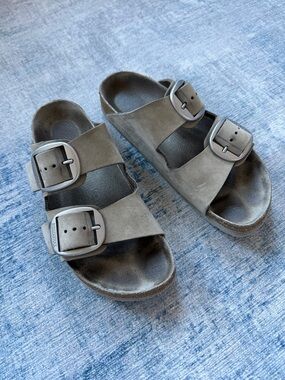 Arizona Big Buckle Nubuck Leather Dove Gray